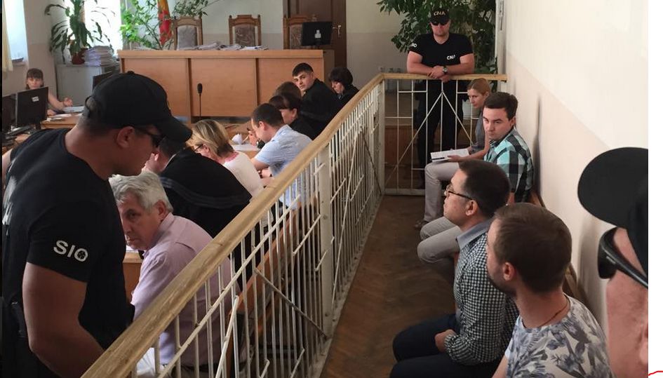 Племянника Влада Филата заковали в наручники в зале суда