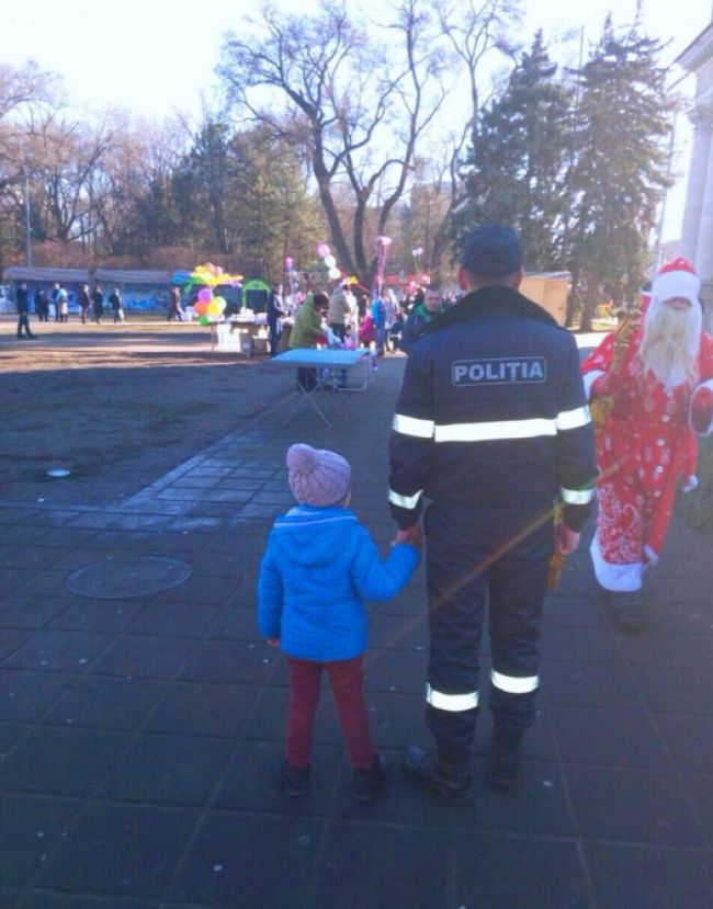 Copii pierduţi în Piața Marii Adunări Naționale