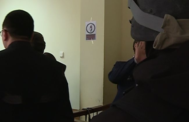 Gesturile facute de Vlad Filat la intrarea in sala de judecata