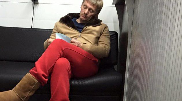 В уггах и изумительных штанах: Дмитрий Песков на автомойке стал хитом Сети