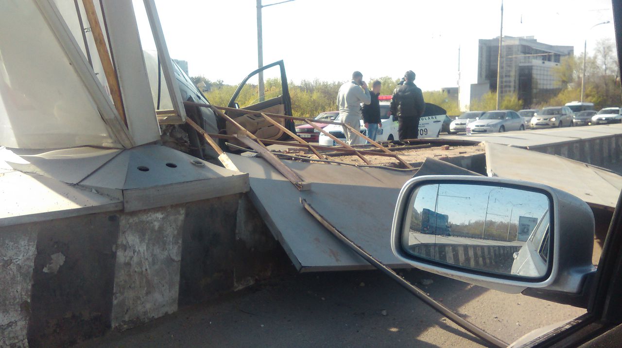 O mașină s-a răsturnat pe viaduct