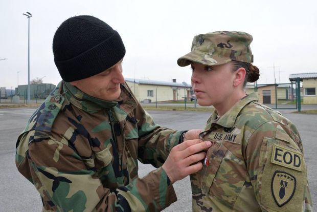Militarii moldoveni, detașați în Germania, au împărțit mărțișoare