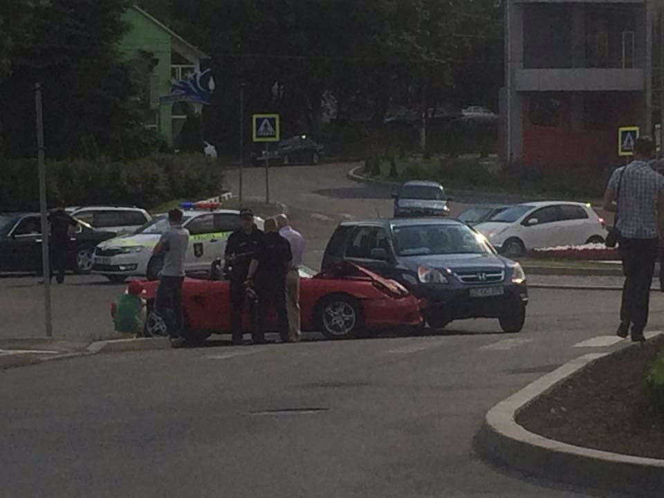 A făcut praf un Porche decapotabil