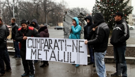 Очередной протест у здания правительства: "Купите у нас металл"