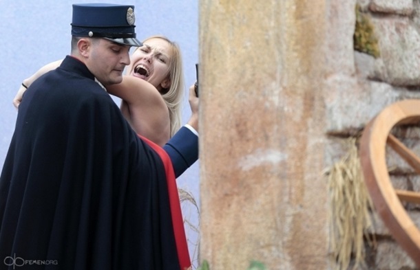 Femen отметились акцией в Ватикане на Рождество