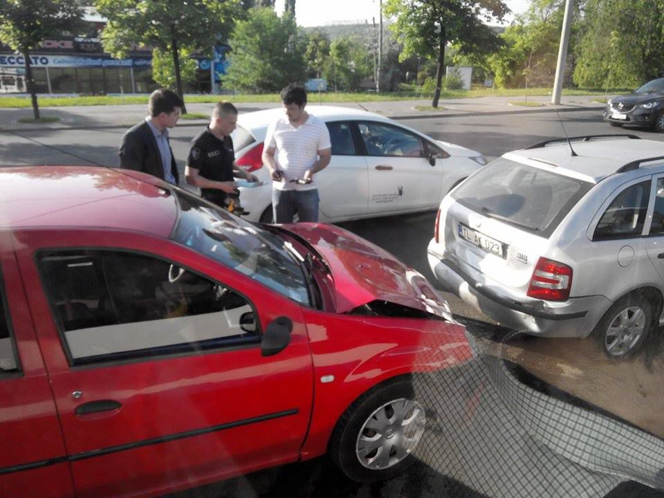 Accident în lanț pe strada Mihai Viteazu din capitală. Trei mașini s-au tamponat