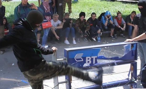 В Житомире пять российских банков забросали яйцами и облили зеленкой