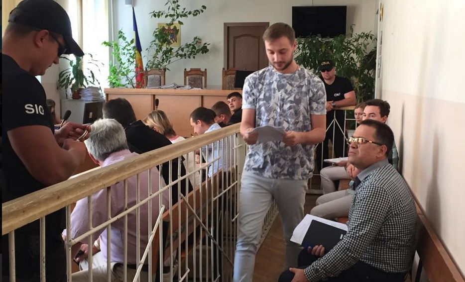 Племянника Влада Филата заковали в наручники в зале суда
