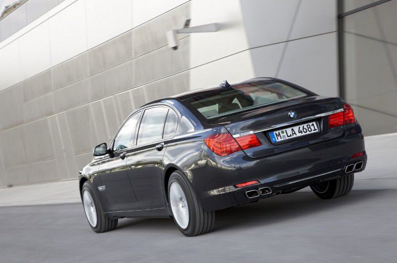 Сколько стоит поменять шины на бронированном BMW 7 серии