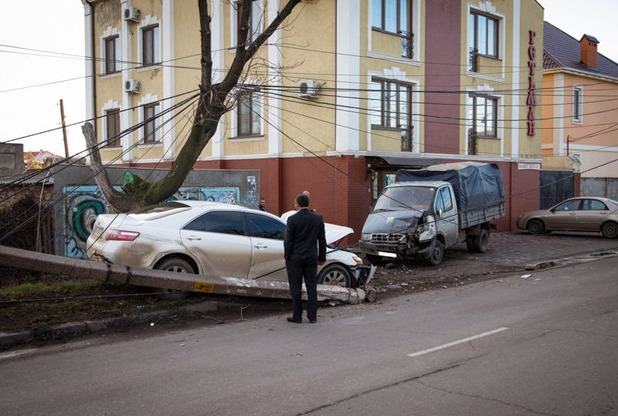 В Одессе "Тойота" снесла электроопору и оставила район без света