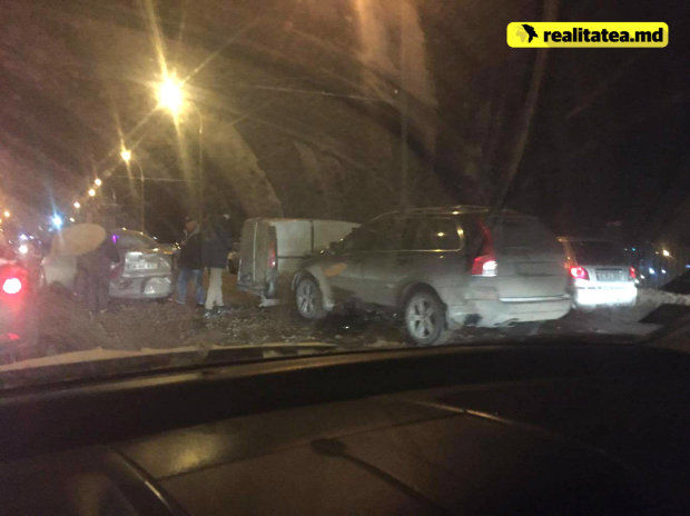 Accident în capitală. Trei mașini s-au ciocnit violent pe strada Mihai Viteazul