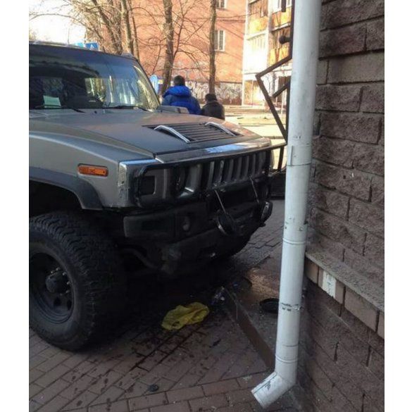 В Киеве Hummer с российскими номерами влетел в магазин