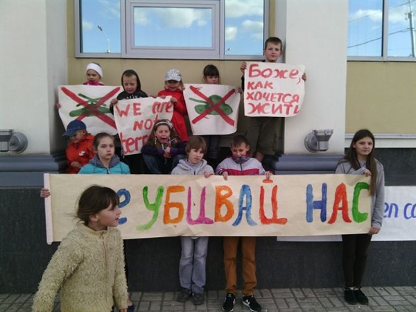 В Славянске дети и женщины вышли на митинг против войны