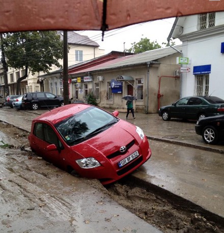 Şantierele de pe străzile Chişinăului aduc prejudicii locuitorilor. O maşină a căzut într-un şanţ de pe strada Sciusev
