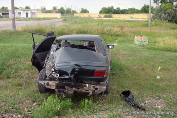 Maşină lovită de tren la Tiraspol. Automobilul a fost aruncat la câţiva metri distanţă