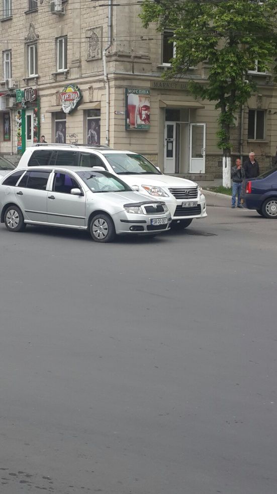 Aura, implicată în accident în centrul Chişinăului