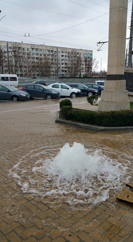 Havuz în centrul capitalei din cauza unei țevi sparte