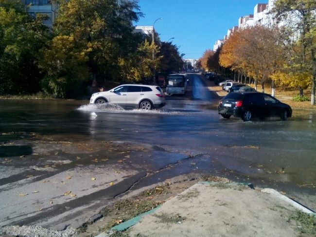Перекресток на Чеканах затоплен водой
