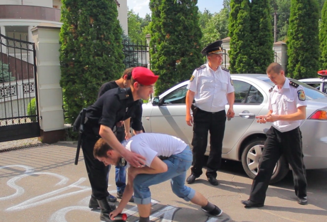 Полиция разогнала антивоенную акцию у посольства Украины