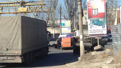 Accident în capitală: Un camion a avariat o maşină a încasatorilor