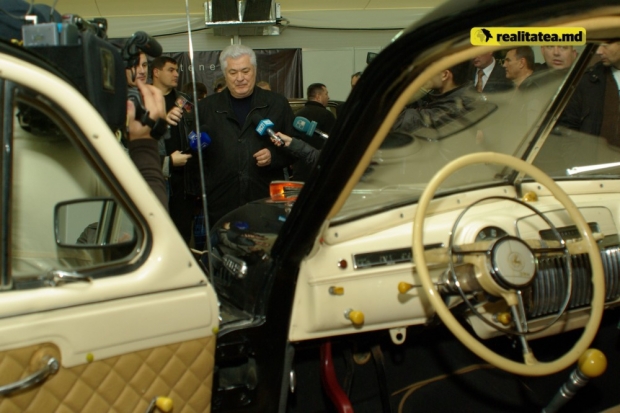 Fotografii din 2010 cu Vladimir Voronin şi maşinile de epocă