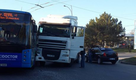 Un TIR a lovit un autobuz plin cu pasageri pe strada Uzinelor