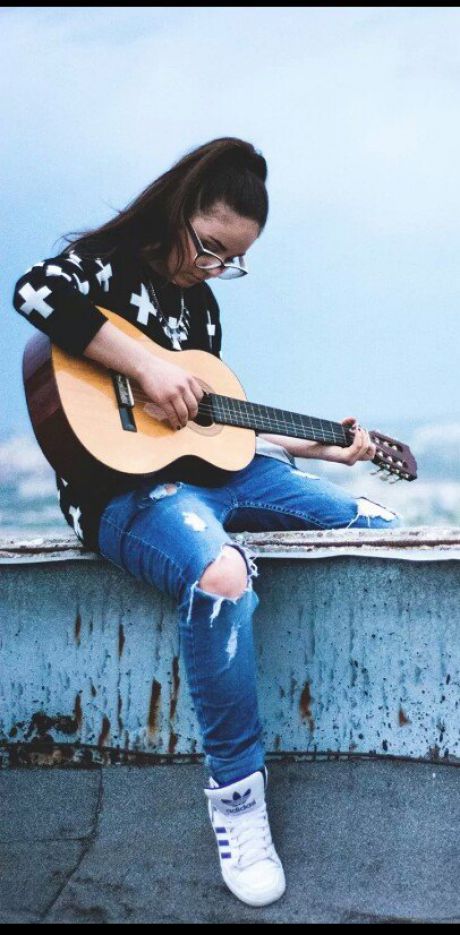 Мать кишиневского подростка не на шутку испугалась, увидев в Facebook, как отдыхает ее дочь