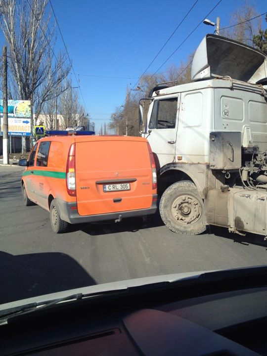 В столице грузовик врезался в инкассаторский автомобиль