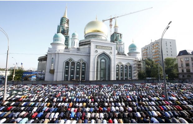Около 160 тысяч мусульман одновременно молились на улицах Москвы