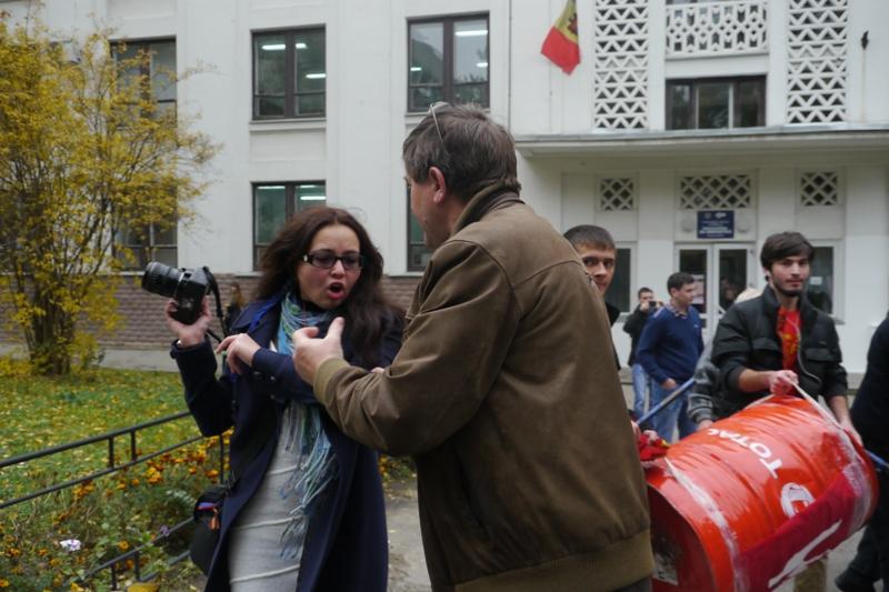 В Кишиневе у здания Политеха напали на журналистку