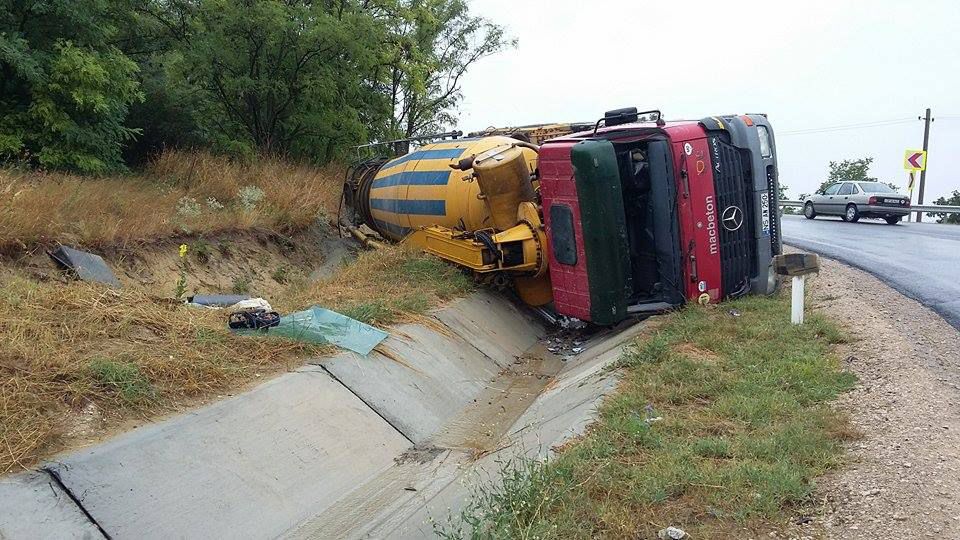 O autobetonieră s-a răsturnat la Peresecina