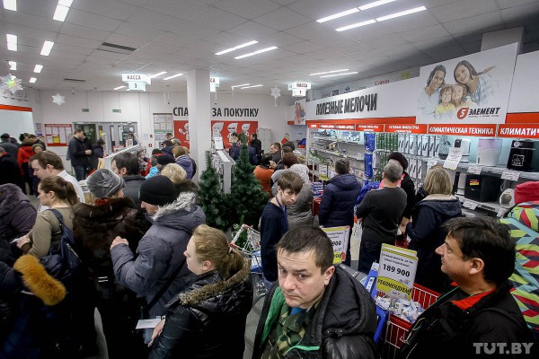 Белорусы в панике скупают технику и продукты питания