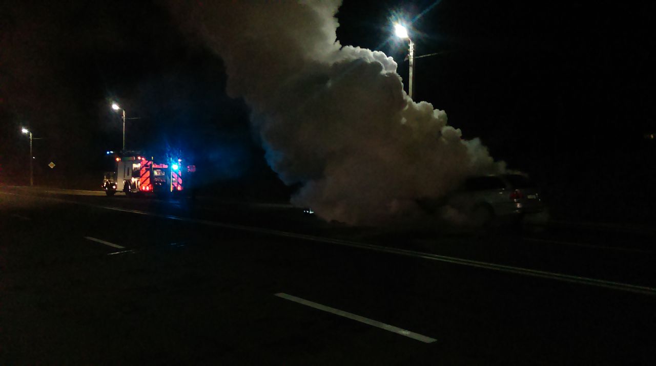 O mașină a luat foc în plină stradă la Peresecina, Orhei