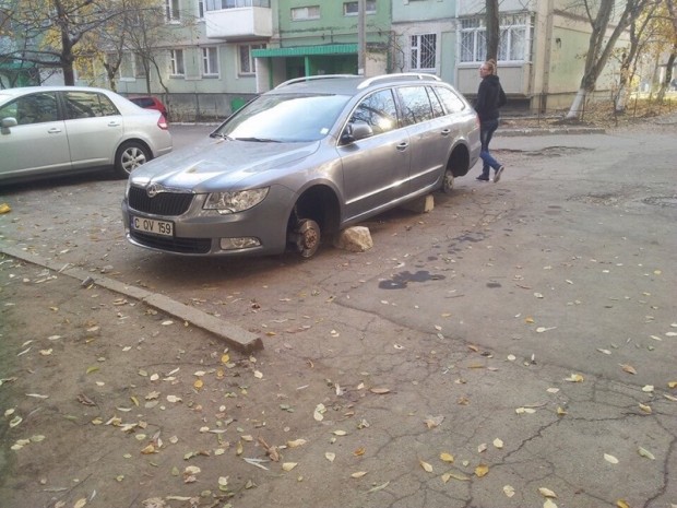 Очередной автомобиль в Кишиневе лишился колёс