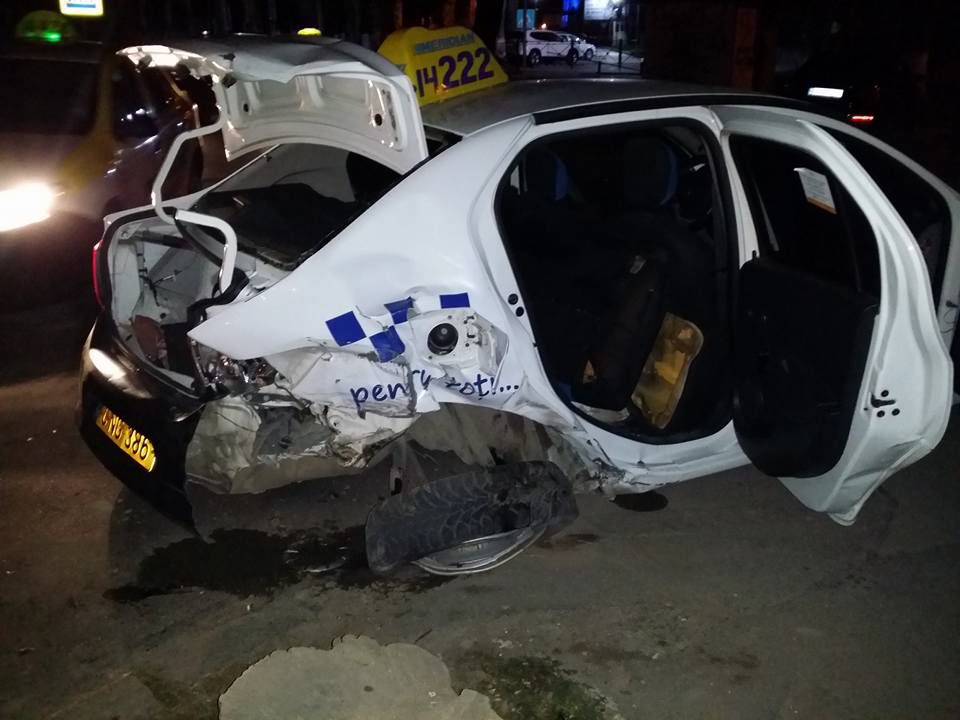 Accident grav în capitală. Un taxi și un automobil au fost făcute zob