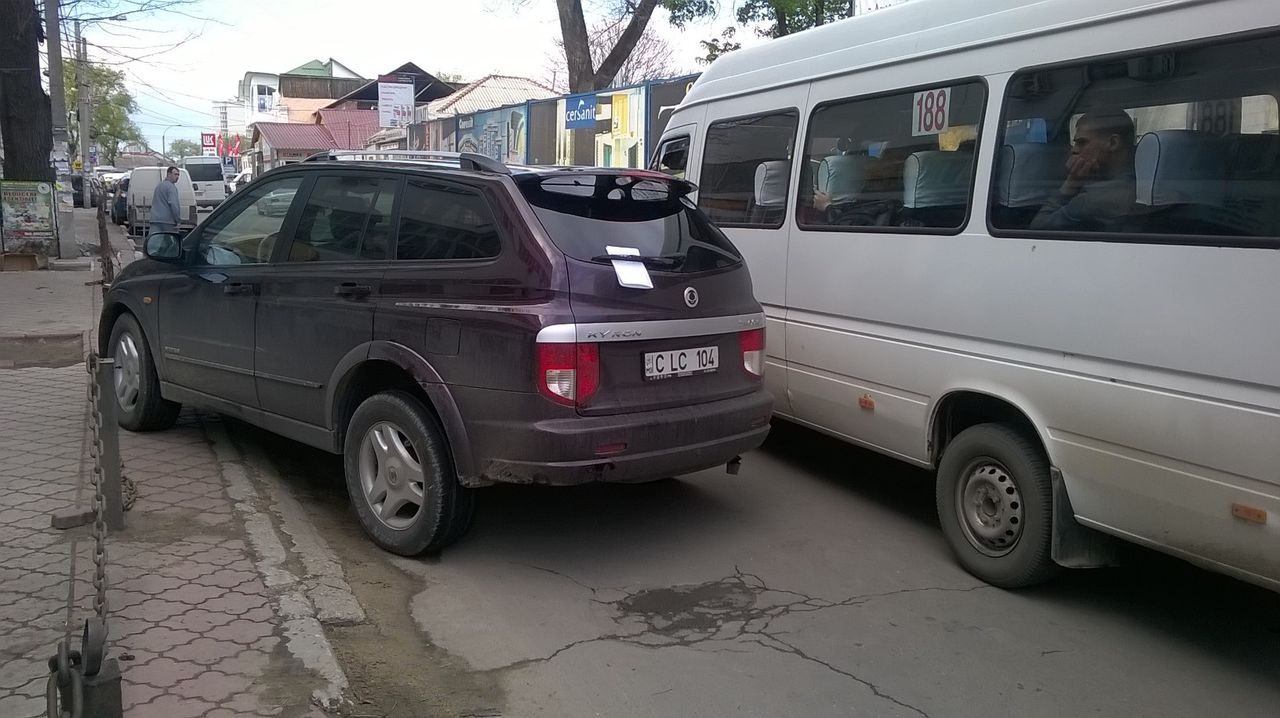 Водитель припарковал автомобиль, перекрыв половину дороги