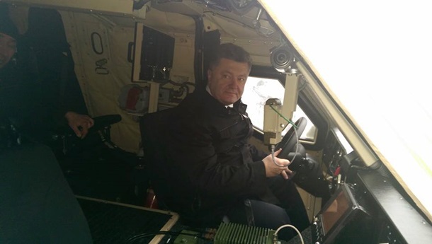 Порошенко испытал новый бронемобиль