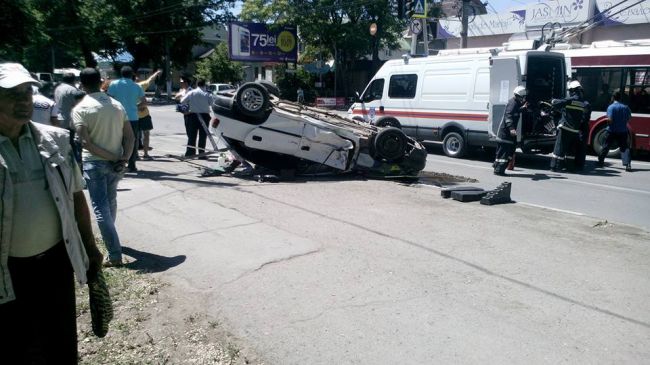 Grav accident la Bălți! O mașină s-a răsturnat după ce s-a lovit violent cu un alt automobil