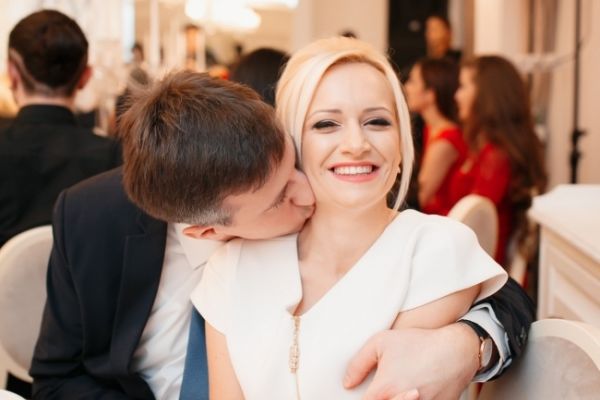 Dorin Chirtoaca si Anisoara Loghin, priviri lungi si saruturi tandre, la petrecerea Acasa in Moldova