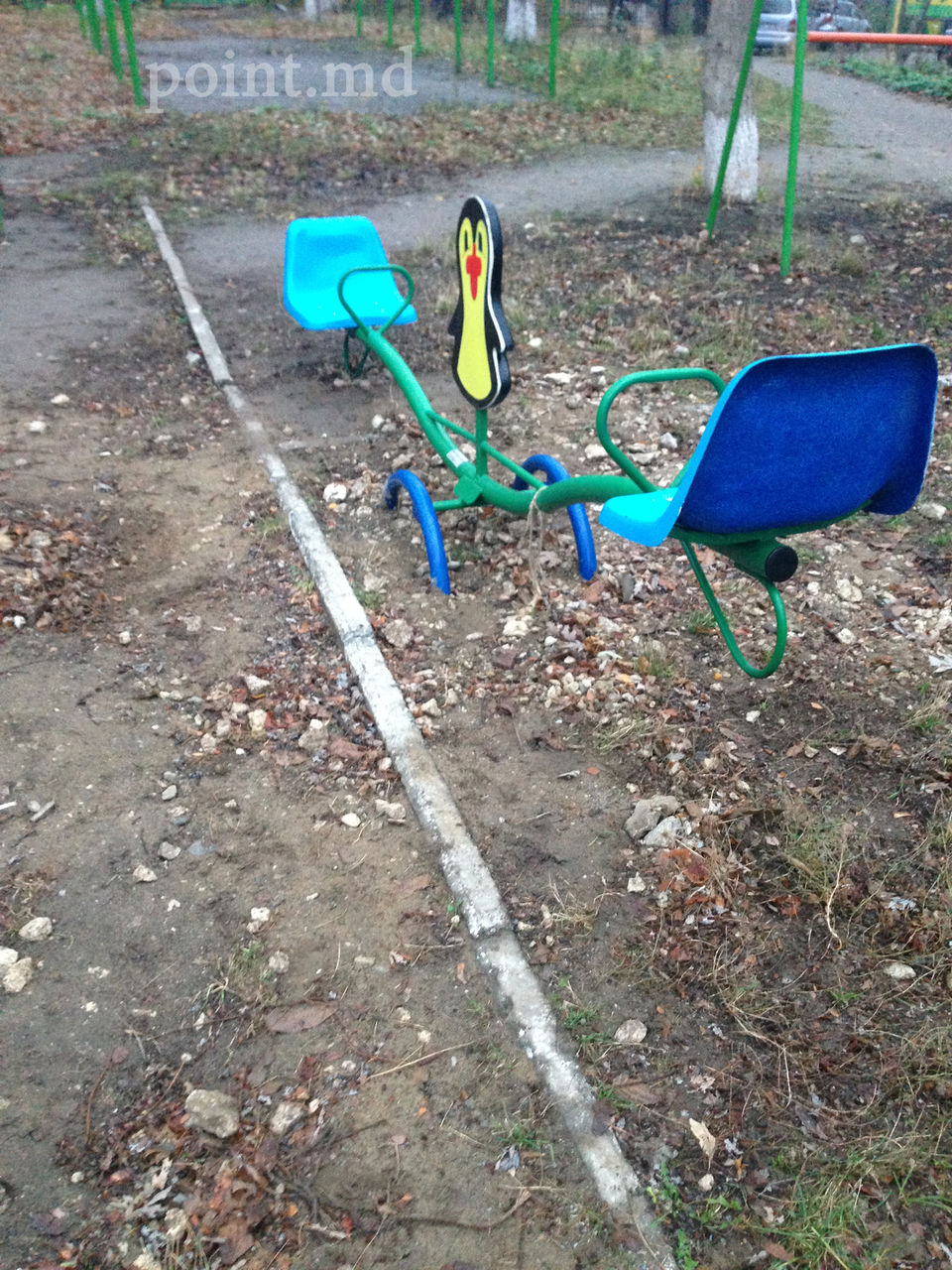 Au instalat toboganele pentru copii printre noroi şi pietre