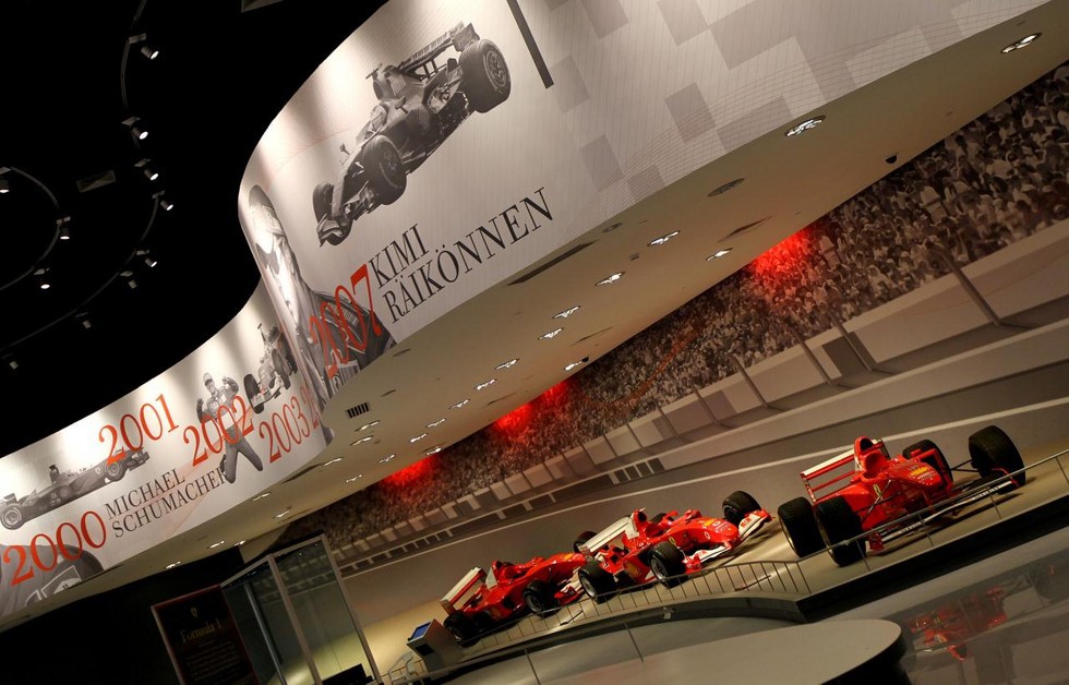 Ferrari World: ошеломляющий парк скорости