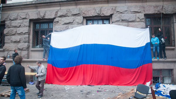 На Доме профсоюзов в Одессе вывесили огромный российский флаг