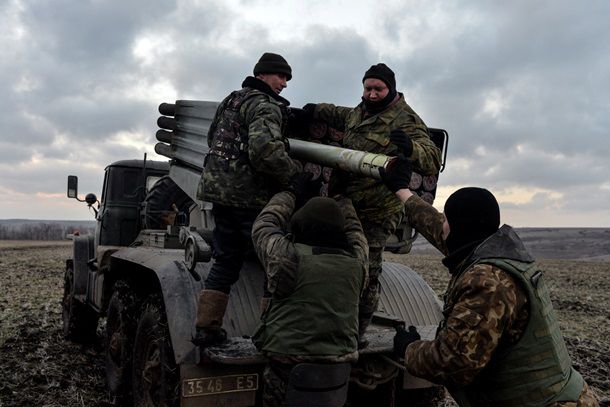 Reuters показало фото, как силы АТО стреляют Градами под Дебальцево