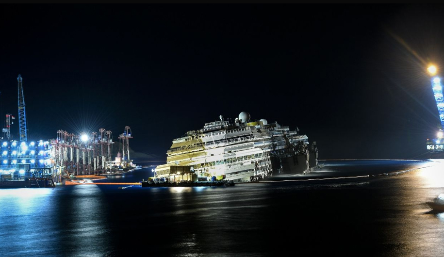 Затонувший лайнер Costa Concordia поставлен на киль