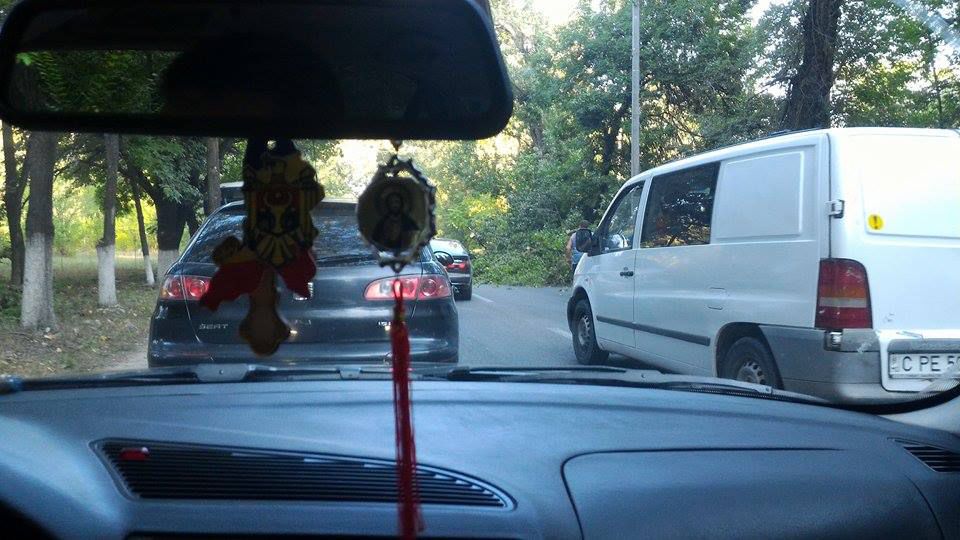 Circulație blocată pe strada Muncești: Un copac căzut la pământ a paralizat traficul