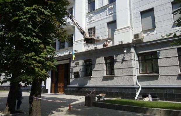 В Харькове здания "зачищают" от советской символики