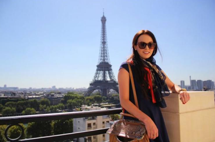 O tânără de 23 de ani primeşte bani ca să se plimbe în jurul lumii