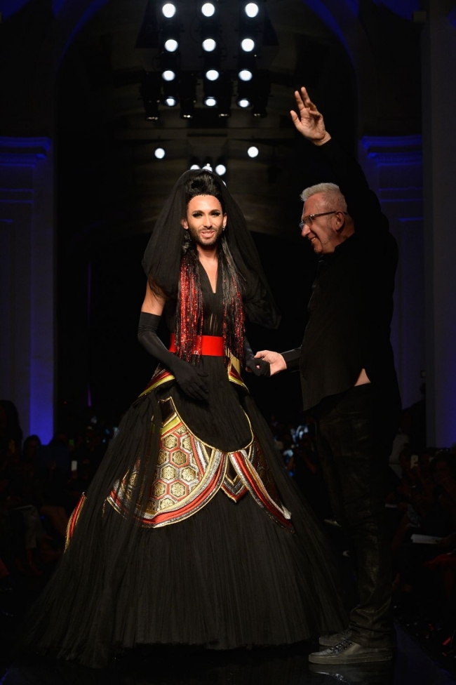 Conchita Wurst, inrochie de mireasa!