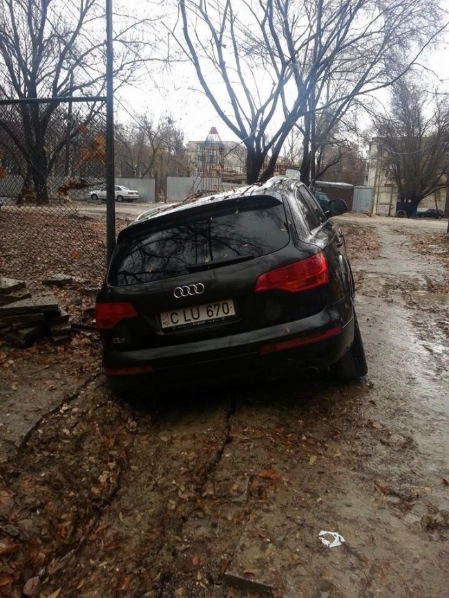 В Кишиневе машины тонут в грязи после дождя