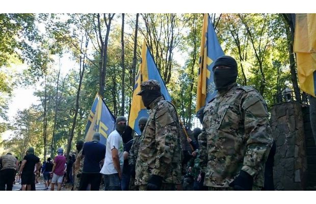 В Харькове штурмуют дом народного депутата Украины